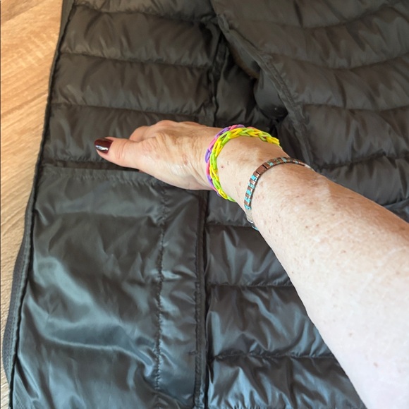 Uniqlo green grey ultra light vest EUC - Picture 9 of 10